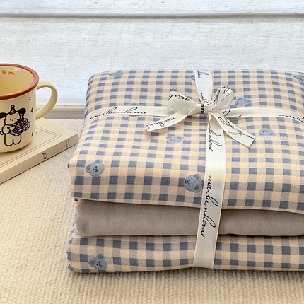 91家纺网 家纺一手货源 找家纺 麦伦家居 2025新款全棉有氧双层纱简约款系列四件套 布鲁小熊蓝