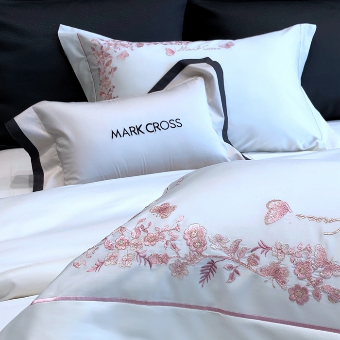 91家纺网 家纺一手货源 找家纺 佳汐蓝2025新款清雅自然刺绣黄金棉系列四件套价格表券后不低于498/518元 苏莉春天-羽缎白