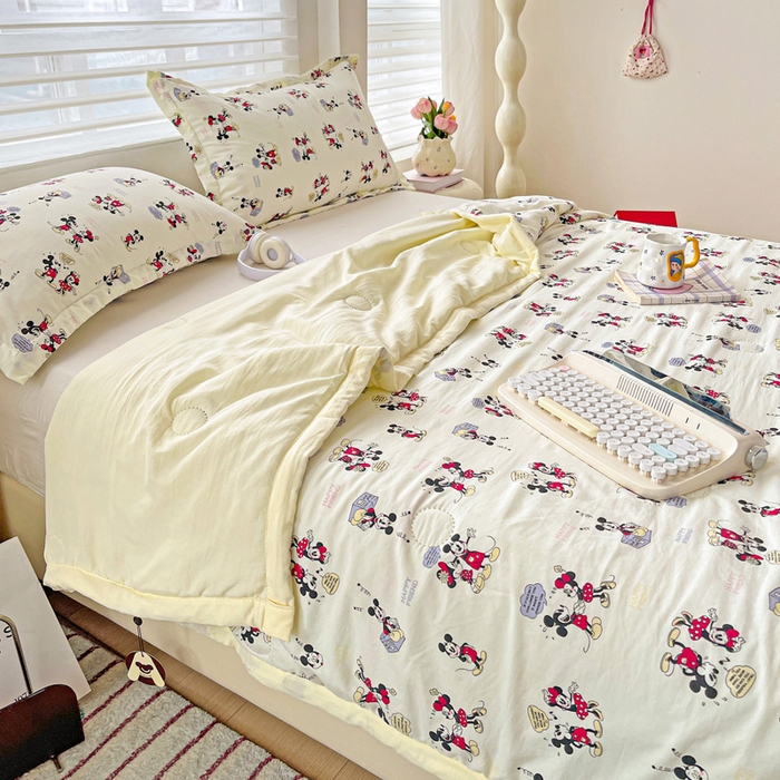 91家纺网 家纺一手货源 找家纺 富艺隆 2025新款水洗棉双层纱夏被 听音乐的米奇