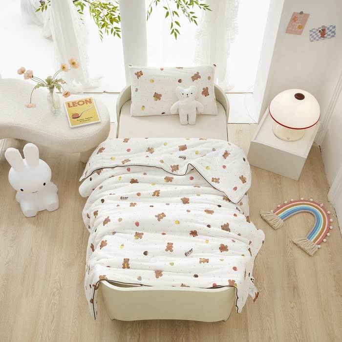 91家纺网 家纺一手货源 找家纺 丝涟家居 2025新款A类双面针织棉卡通小清新滚绳工艺夏被草莓熊