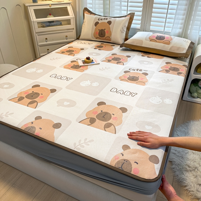 91家纺网 家纺一手货源 找家纺 迪乐妮 2025新款真冰藤印花床笠款凉席 卡比巴拉