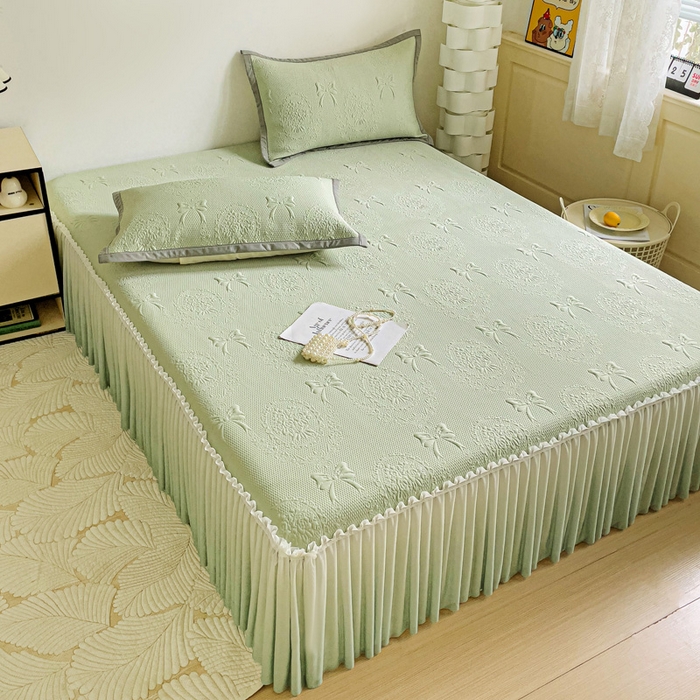 91家纺网 家纺一手货源 找家纺 富馨莱 2025春夏新款公主仙女风480克PE凉感凉豆豆床裙凉席三件套 蝴蝶结-绿床裙款