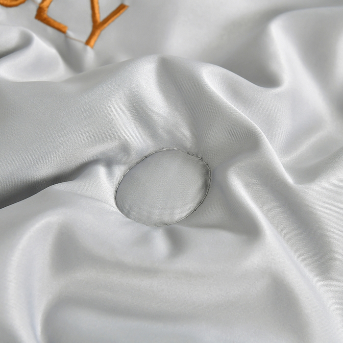 91家纺网 家纺一手货源 找家纺 优尚家纺 2025新款水洗天丝刺绣夏被夏被四件套 银灰色