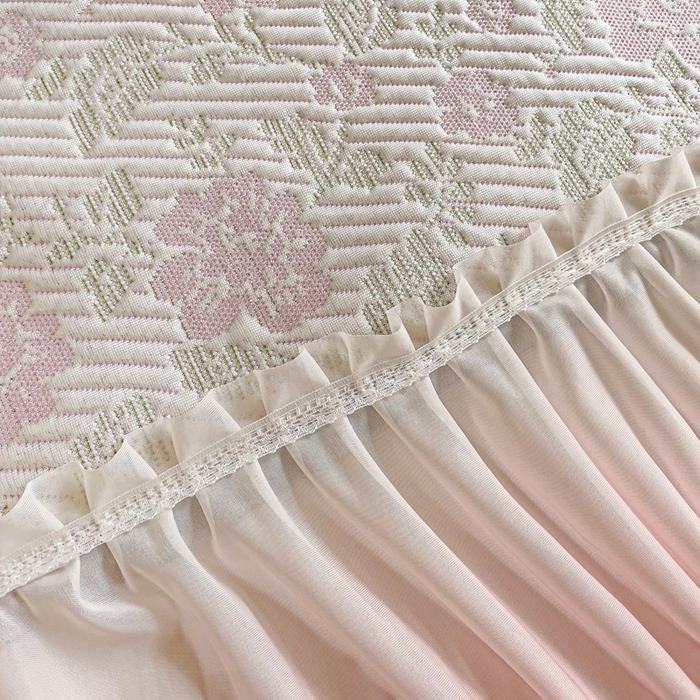 91家纺网 家纺一手货源 找家纺 富馨莱 2025春夏新款公主仙女风480克PE凉感凉豆豆床裙凉席三件套 玫瑰花园-粉床裙款