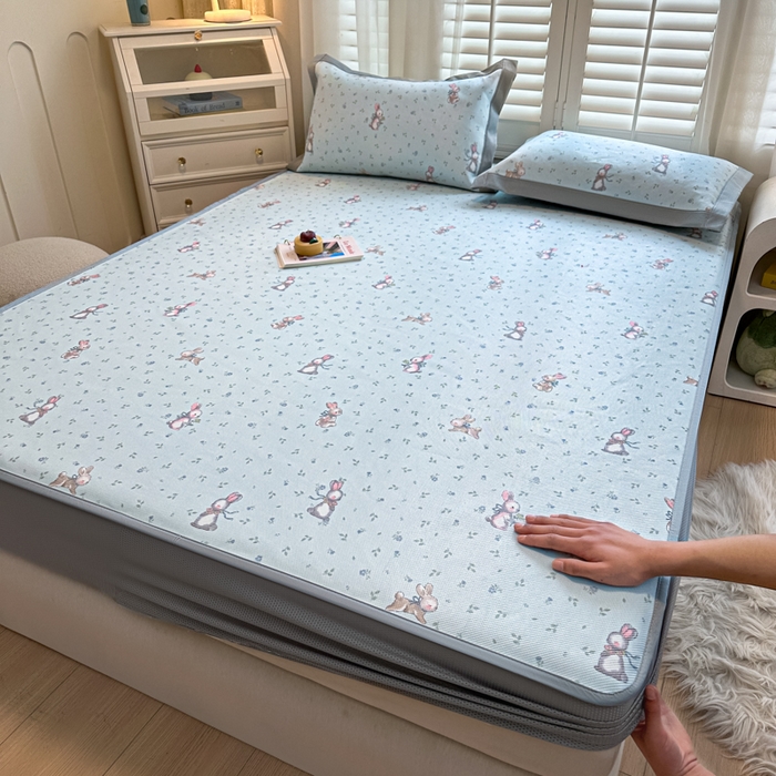 91家纺网 家纺一手货源 找家纺 迪乐妮 2025新款真冰藤印花床笠款凉席 森系小兔