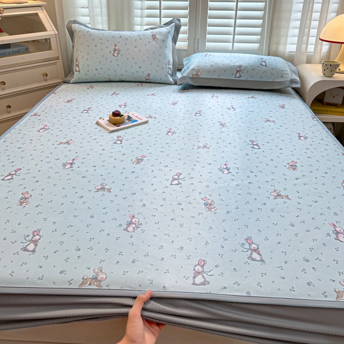 91家纺网 家纺一手货源 找家纺 迪乐妮 2025新款真冰藤印花床笠款凉席 森系小兔