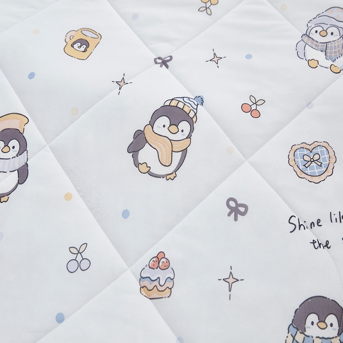 91家纺网 家纺一手货源 找家纺 丝涟家居 2025新款A类卡通小清新双面印花凉感丝夏被企鹅乐园