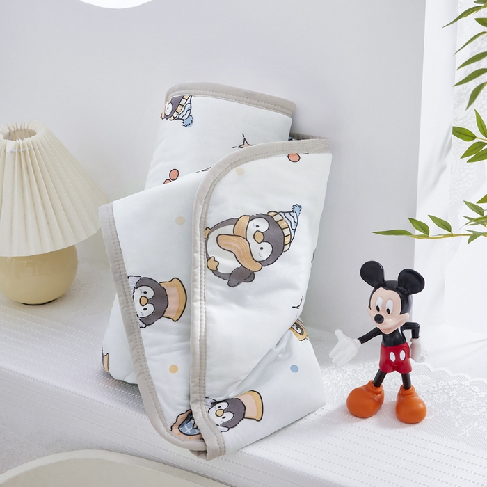 91家纺网 家纺一手货源 找家纺 丝涟家居 2025新款A类卡通小清新双面印花凉感丝夏被企鹅乐园