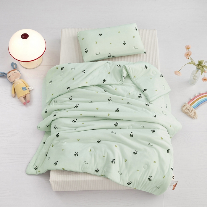 91家纺网 家纺一手货源 找家纺 丝涟家居 2025新款A类双面针织棉卡通小清新滚绳工艺夏被熊猫乐园