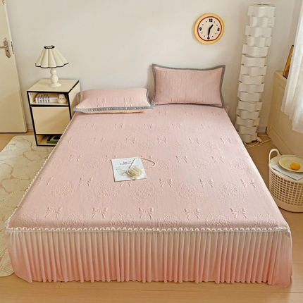 91家纺网 家纺一手货源 找家纺 富馨莱 2025春夏新款公主仙女风480克PE凉感凉豆豆床裙凉席三件套 蝴蝶结-粉床裙款