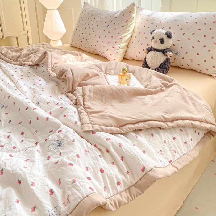 91家纺网 家纺一手货源 找家纺 2025梦初语新款水洗棉印花棉花被 草莓小熊