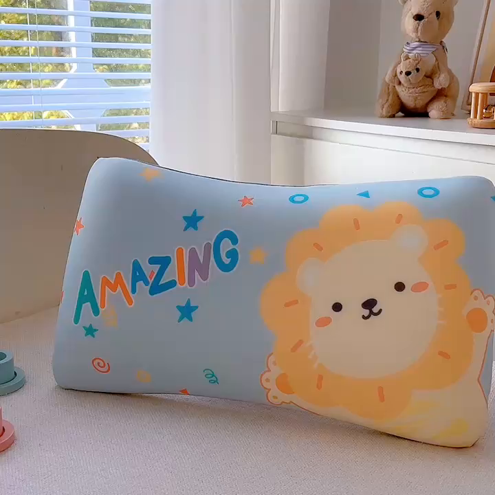 91家纺网 家纺一手货源 找家纺 2025新款卡通凉感丝亲肤枕 惊喜小狮子50*30*4 