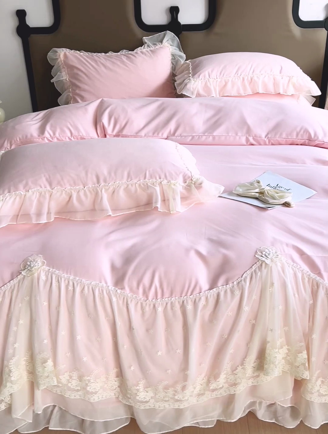 91家纺网 家纺一手货源 找家纺 艺玲家纺 2025新款糯小棉爱丽莎雪纺花边四件套 爱丽莎-粉