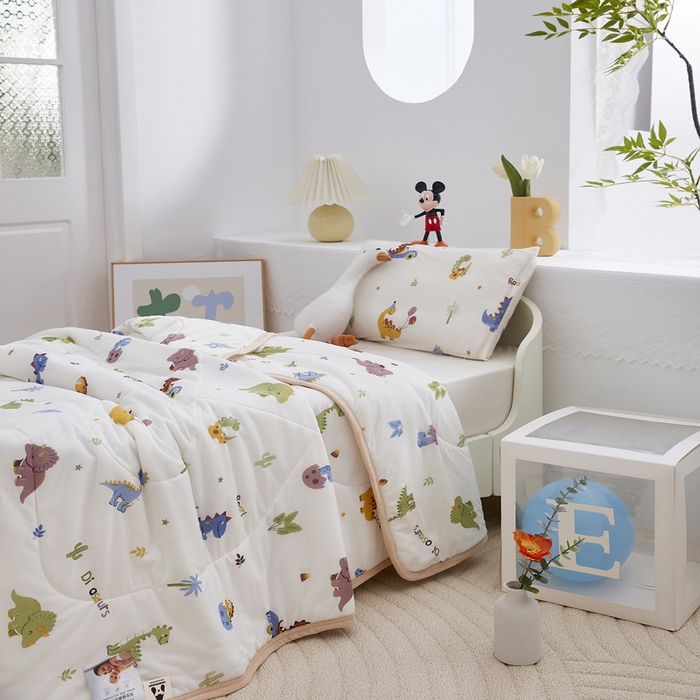 91家纺网 家纺一手货源 找家纺 丝涟家居 2025新款A类卡通小清新双面印花凉感丝夏被恐龙乐园