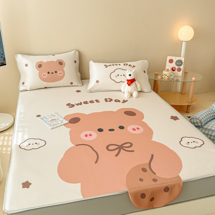 91家纺网 家纺一手货源 找家纺 慕尚家纺 2025新款凉感卡通工艺席床笠-饼干熊