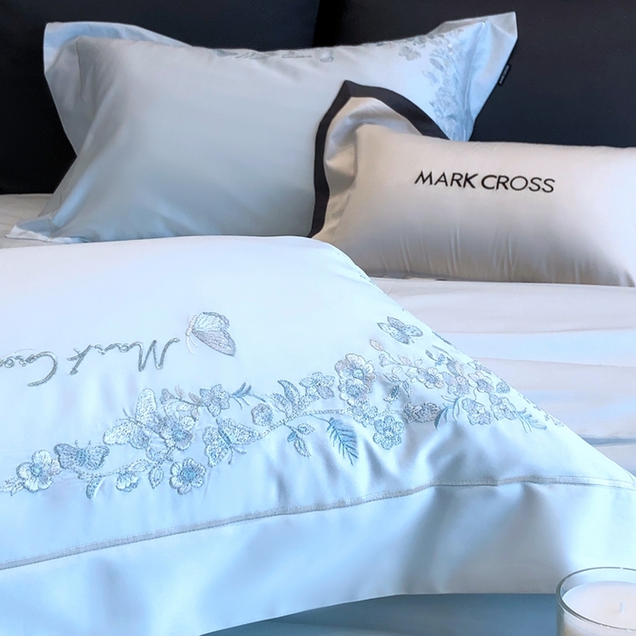 91家纺网 家纺一手货源 找家纺 佳汐蓝2025新款清雅自然刺绣黄金棉系列四件套价格表券后不低于498/518元 苏莉春天-粉末蓝