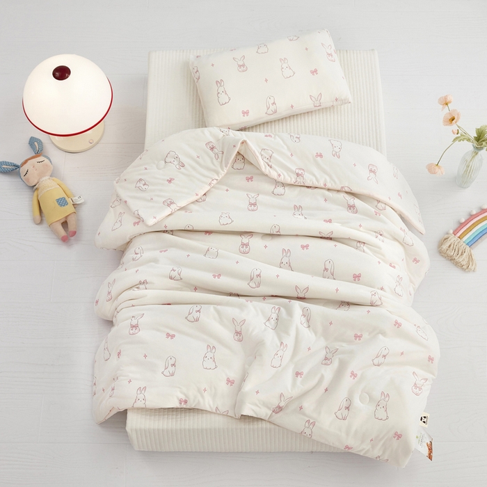 91家纺网 家纺一手货源 找家纺 丝涟家居 2025新款A类双面针织棉卡通小清新滚绳工艺夏被乖乖兔