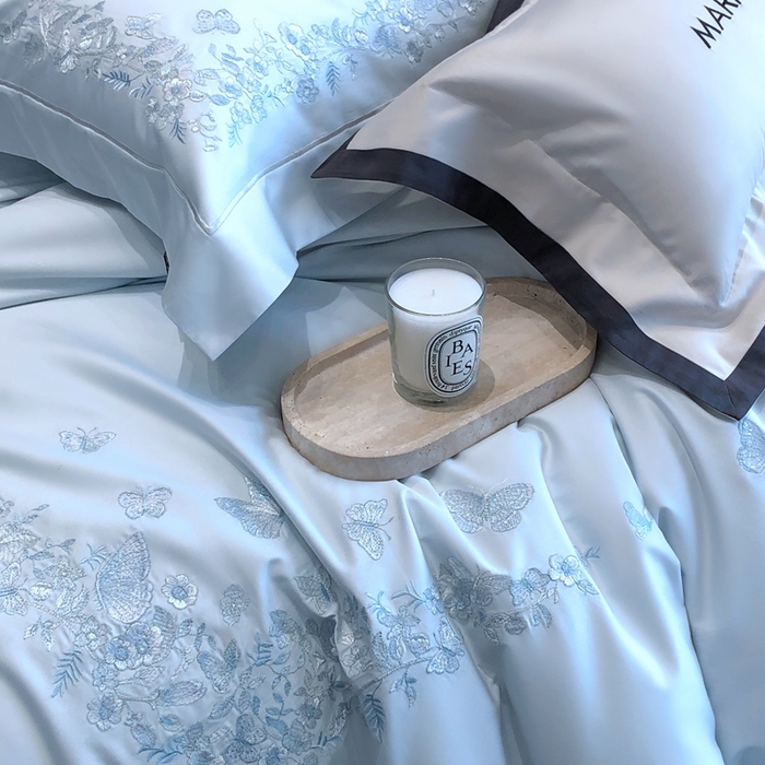 91家纺网 家纺一手货源 找家纺 佳汐蓝2025新款清雅自然刺绣黄金棉系列四件套价格表券后不低于498/518元 苏莉春天-粉末蓝