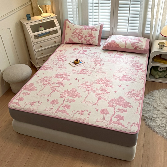 91家纺网 家纺一手货源 找家纺 迪乐妮 2025新款真冰藤印花床笠款凉席 丛林间-粉