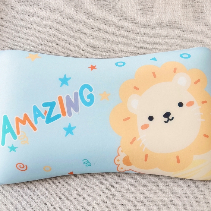 91家纺网 家纺一手货源 找家纺 2025新款卡通凉感丝亲肤枕 惊喜小狮子50*30*4 