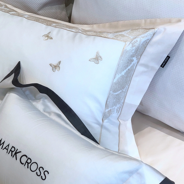 91家纺网 家纺一手货源 找家纺 佳汐蓝2025新款清雅自然刺绣黄金棉系列四件套价格表券后不低于498/518元 春野浮绿-奶杏白