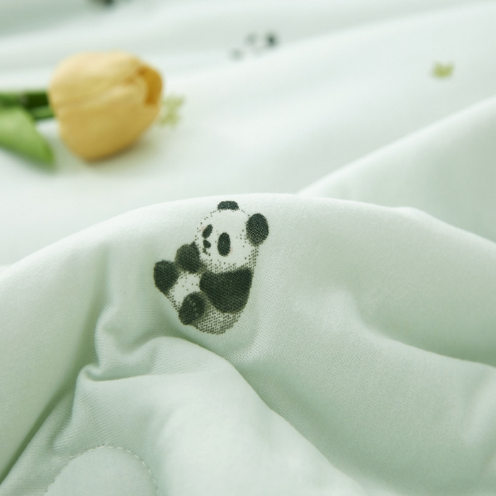 91家纺网 家纺一手货源 找家纺 丝涟家居 2025新款A类双面针织棉卡通小清新滚绳工艺夏被熊猫乐园