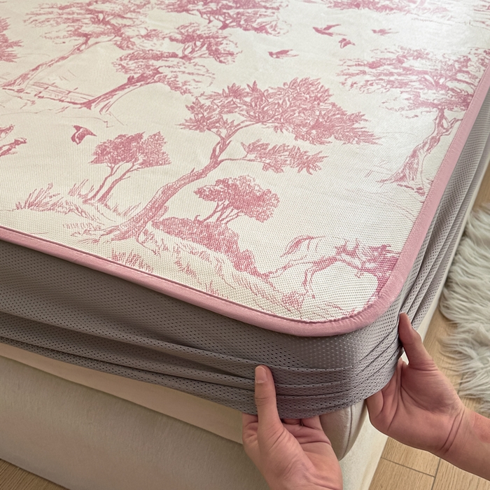 91家纺网 家纺一手货源 找家纺 迪乐妮 2025新款真冰藤印花床笠款凉席 丛林间-粉