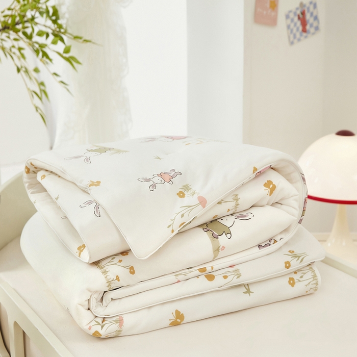 91家纺网 家纺一手货源 找家纺 丝涟家居 2025新款A类双面针织棉卡通小清新滚绳工艺夏被田园兔