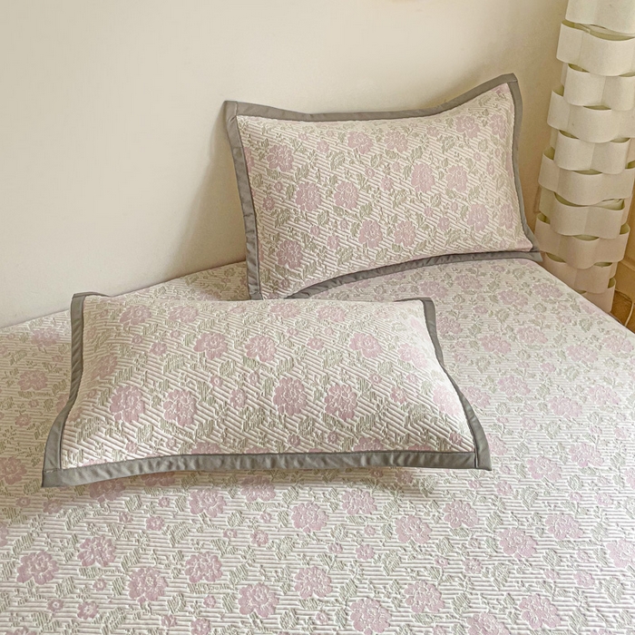 91家纺网 家纺一手货源 找家纺 富馨莱 2025春夏新款公主仙女风480克PE凉感凉豆豆床裙凉席三件套 玫瑰花园-粉床裙款