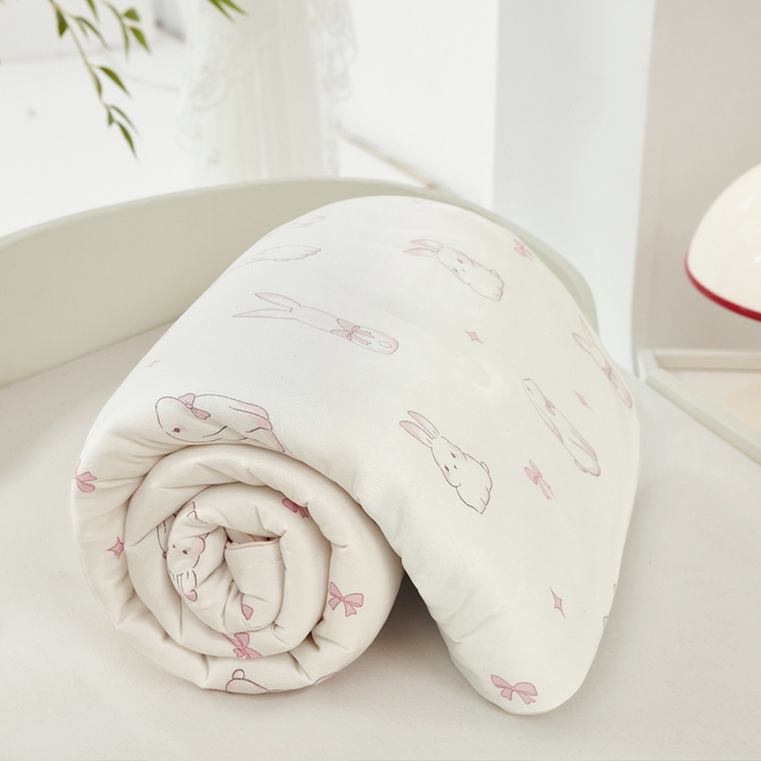 91家纺网 家纺一手货源 找家纺 丝涟家居 2025新款A类双面针织棉卡通小清新滚绳工艺夏被乖乖兔