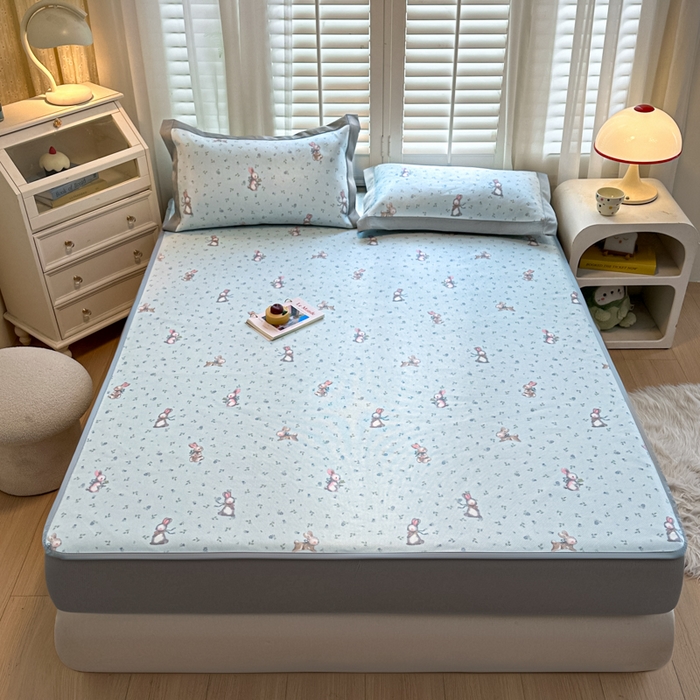 91家纺网 家纺一手货源 找家纺 迪乐妮 2025新款真冰藤印花床笠款凉席 森系小兔