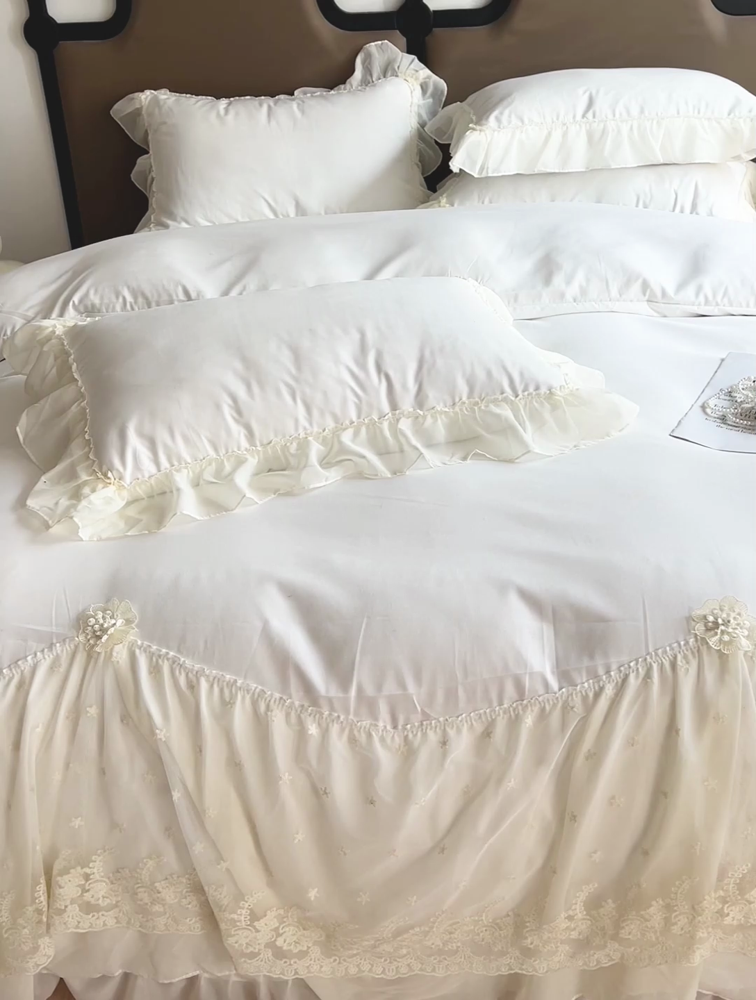 91家纺网 家纺一手货源 找家纺 艺玲家纺 2025新款糯小棉爱丽莎雪纺花边四件套 爱丽莎-白