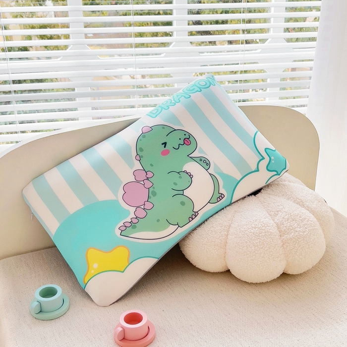 91家纺网 家纺一手货源 找家纺 2025新款卡通凉感丝亲肤枕 爱心恐龙50*30*4 