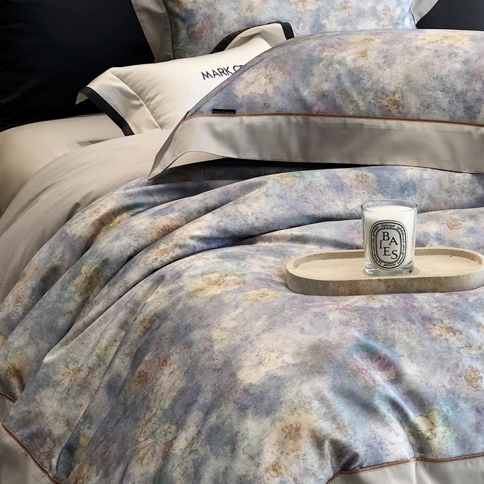 91家纺网 家纺一手货源 找家纺 佳汐蓝2025新款典雅诗意花卉全棉印花四件套券后不低于438/458元 时光之恋-柔雾蓝