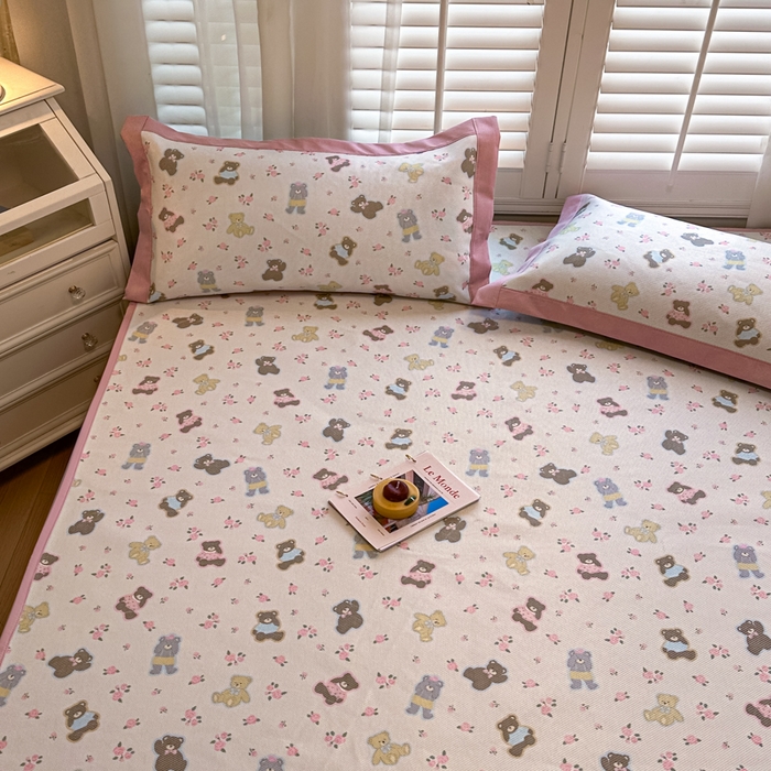 91家纺网 家纺一手货源 找家纺 迪乐妮 2025新款真冰藤印花床笠款凉席 小熊乐园-粉