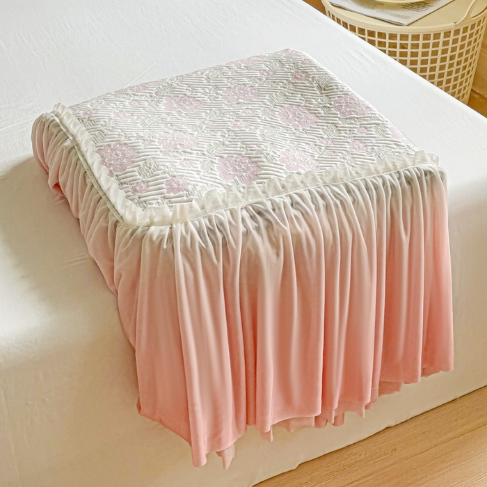 91家纺网 家纺一手货源 找家纺 富馨莱 2025春夏新款公主仙女风480克PE凉感凉豆豆床裙凉席三件套 玫瑰花园-粉床裙款