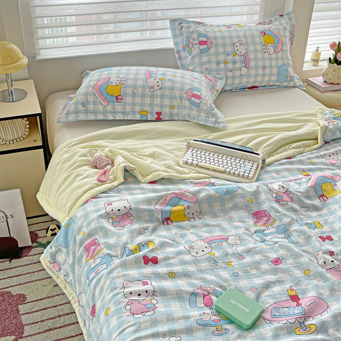 91家纺网 家纺一手货源 找家纺 富艺隆 2025新款水洗棉双层纱夏被 蛋糕小猫蓝