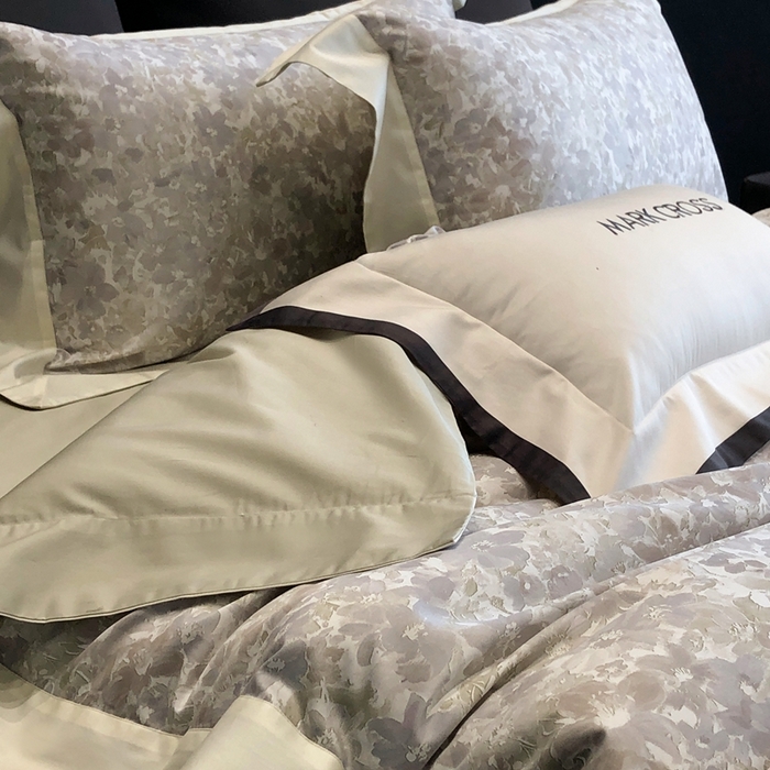 91家纺网 家纺一手货源 找家纺 佳汐蓝2025新款典雅诗意花卉全棉印花四件套券后不低于438/458元 馥雅铃兰-月灰蓝