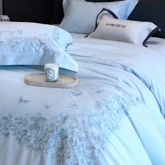 91家纺网 家纺一手货源 找家纺 佳汐蓝2025新款清雅自然刺绣黄金棉系列四件套价格表券后不低于498/518元 苏莉春天-粉末蓝