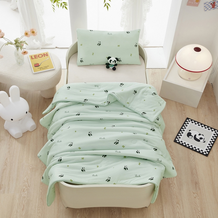 91家纺网 家纺一手货源 找家纺 丝涟家居 2025新款A类双面针织棉卡通小清新滚绳工艺夏被熊猫乐园