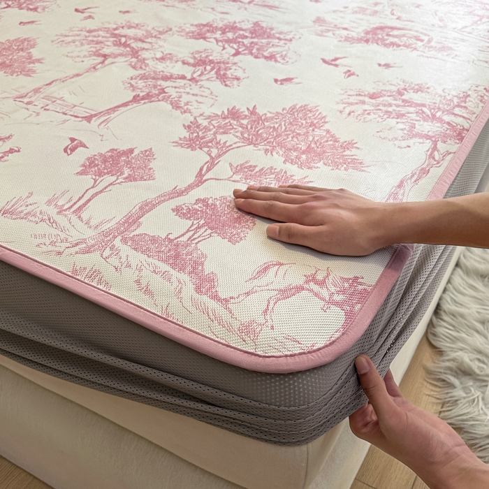 91家纺网 家纺一手货源 找家纺 迪乐妮 2025新款真冰藤印花床笠款凉席 丛林间-粉