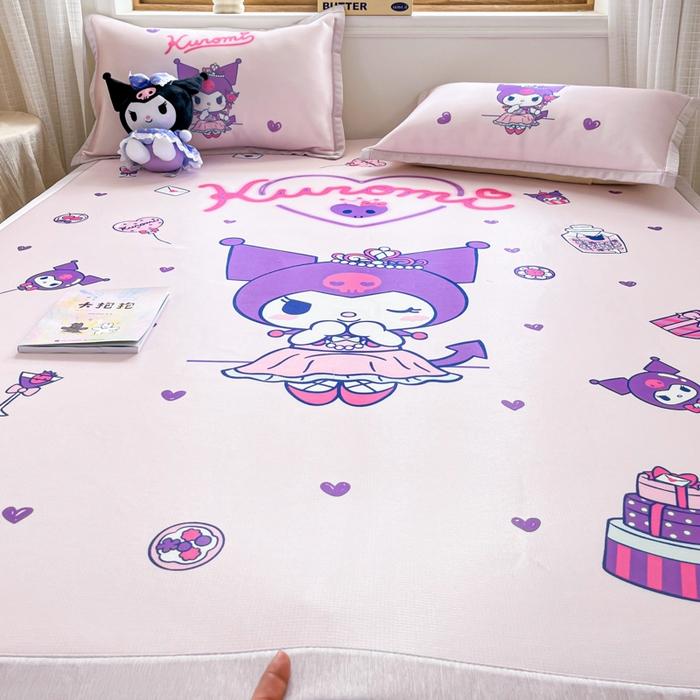 91家纺网 家纺一手货源 找家纺 博雅 2025新款三丽欧A类大版数码印花1200D冰丝凉席凉席席子 礼盒库洛米