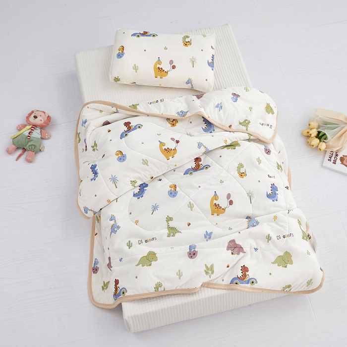 91家纺网 家纺一手货源 找家纺 丝涟家居 2025新款A类卡通小清新双面印花凉感丝夏被恐龙乐园