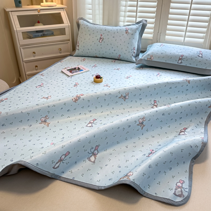 91家纺网 家纺一手货源 找家纺 迪乐妮 2025新款真冰藤印花床笠款凉席 森系小兔