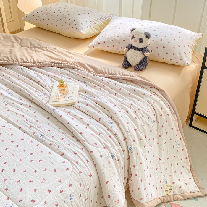 91家纺网 家纺一手货源 找家纺 2025梦初语新款水洗棉印花棉花被 草莓小熊