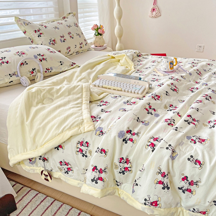 91家纺网 家纺一手货源 找家纺 富艺隆 2025新款水洗棉双层纱夏被 听音乐的米奇