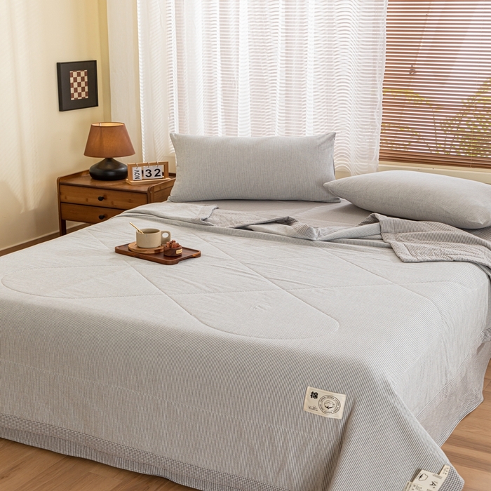 91家纺网 家纺一手货源 找家纺 鑫棉坊 2025新款全棉色织水洗棉A类棉花夏被可机洗空调被四件套床单枕套 浅灰谧境