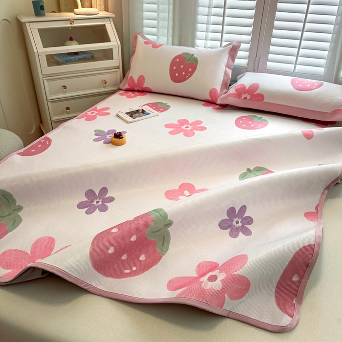 91家纺网 家纺一手货源 找家纺 迪乐妮 2025新款真冰藤印花床笠款凉席 甜心草莓