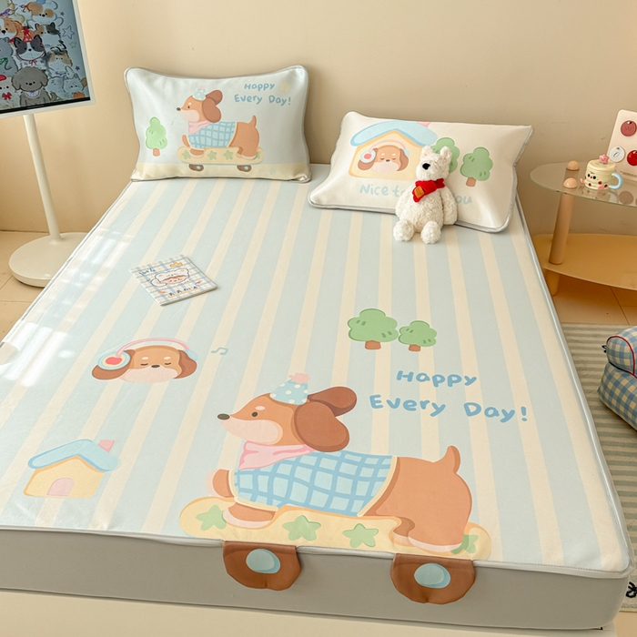 91家纺网 家纺一手货源 找家纺 慕尚家纺 2025新款凉感卡通工艺席床笠-小腊肠