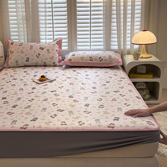 91家纺网 家纺一手货源 找家纺 迪乐妮 2025新款真冰藤印花床笠款凉席 小熊乐园-粉